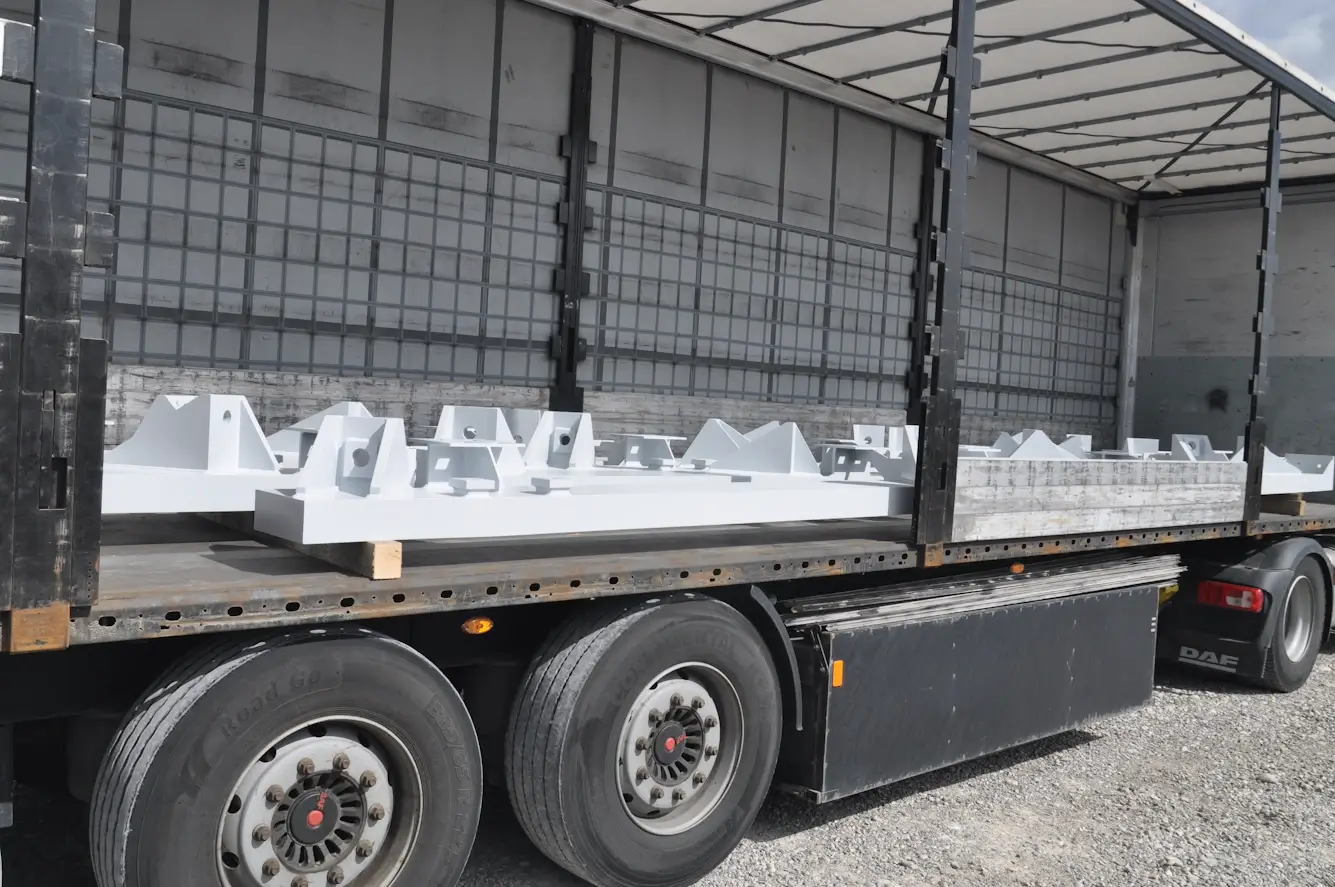 Abtransport beschichteter Fassadenbauteile aus Stal