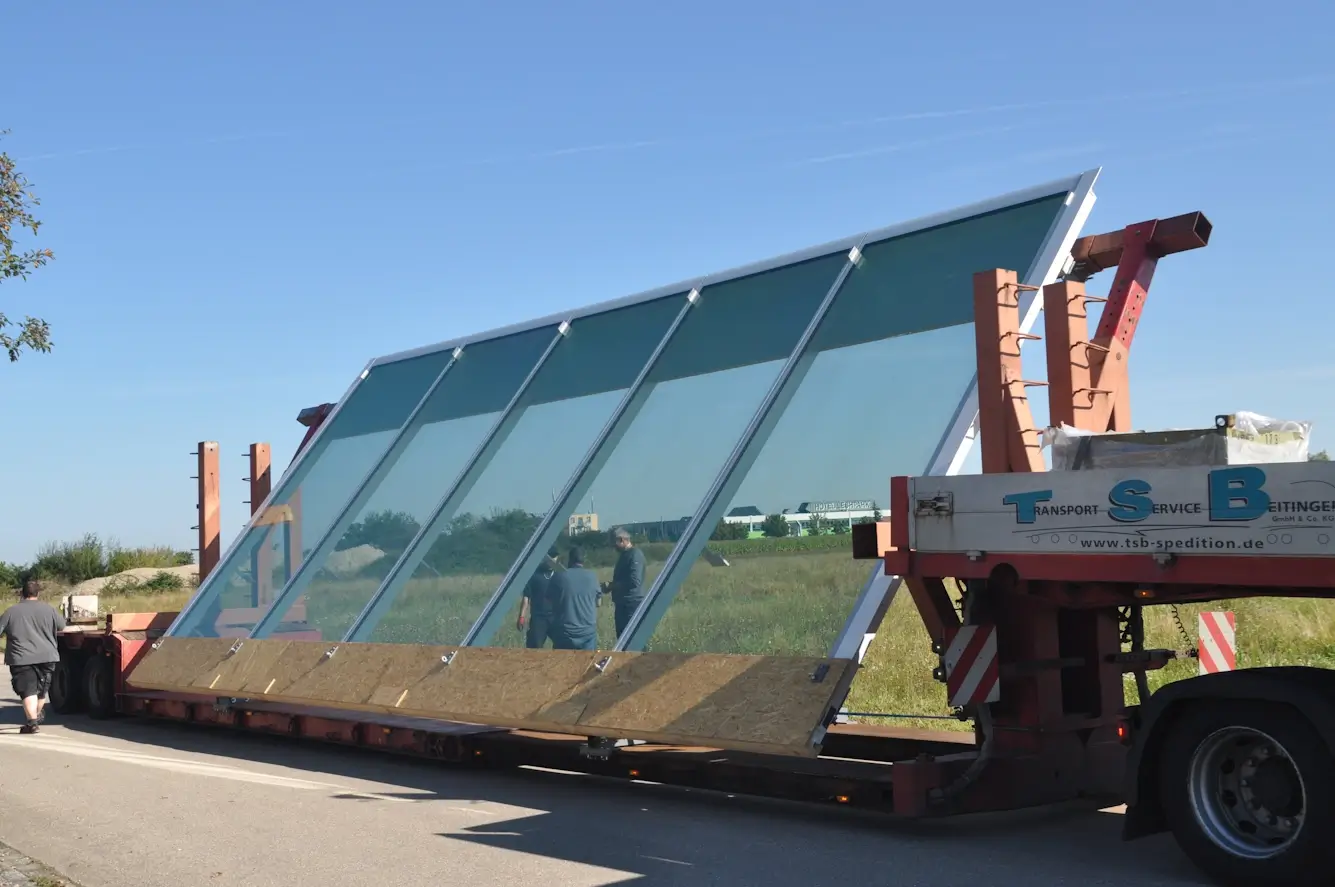 Abtransport einer Stah-Fassade