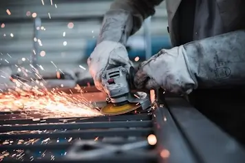 Stellenengebot Metallbauhelfer oder Schlosserhelfer bei Stahlbau Rieder
